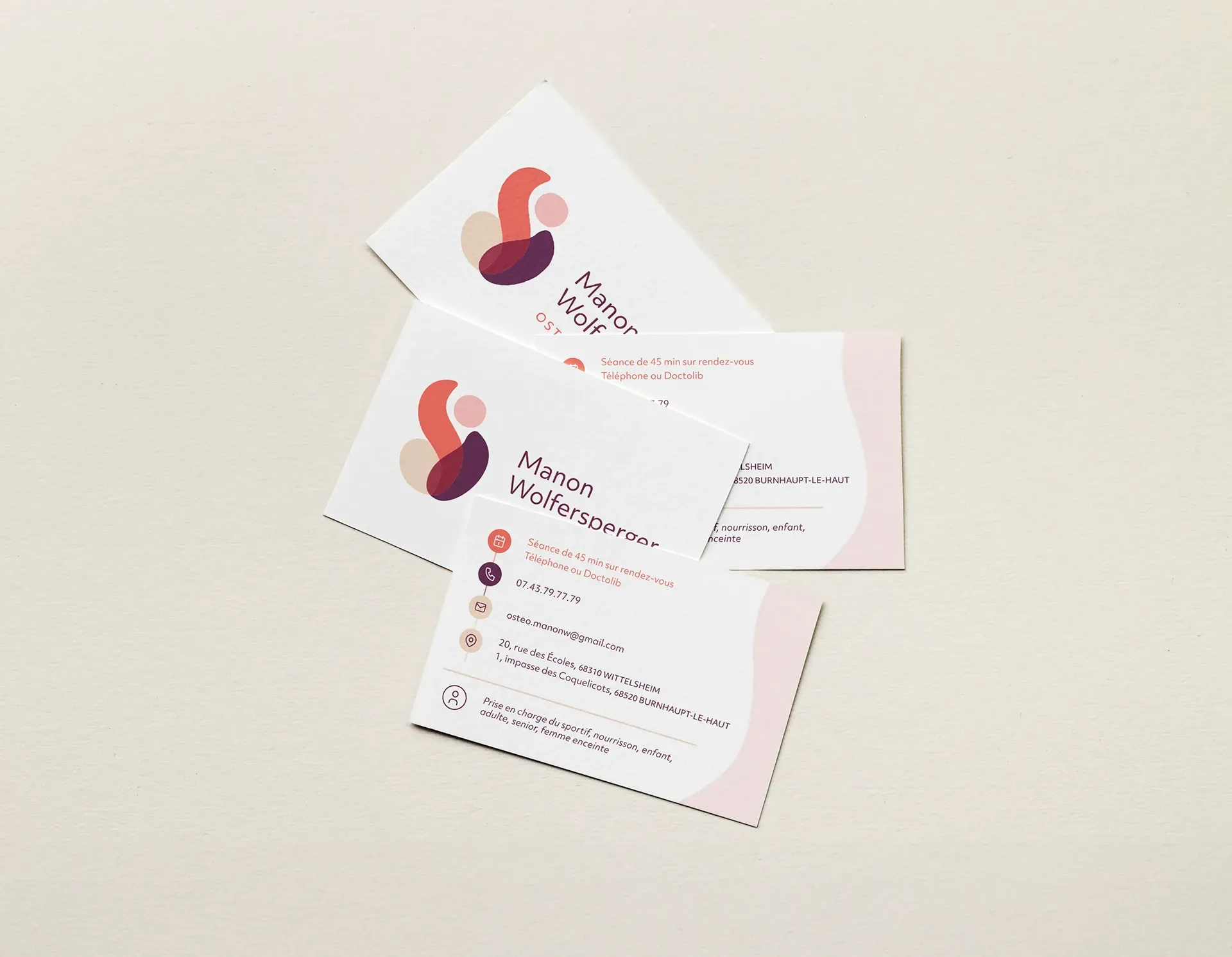 Cartes de visite de Manon WOLFERSPERGER présentant le logo, les coordonnées et l’univers graphique de la marque.
